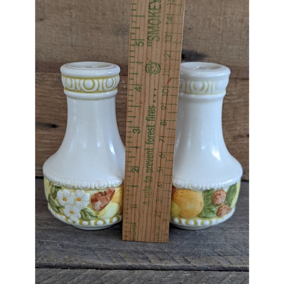 Vintage Della Robbia Salt and Pepper Set by Metlox - Picture 10 of 10